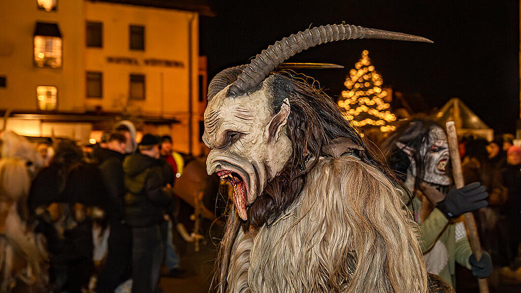 Krampuslauf im Ortszentrum, Großgmain