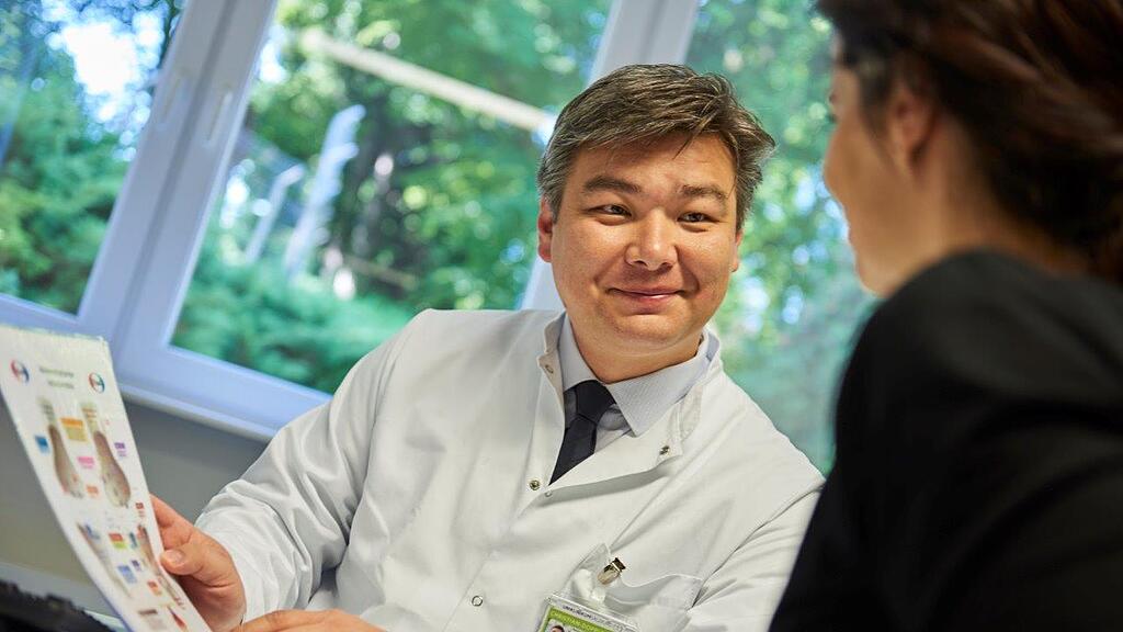 Johann Sellner von der Neurologie am Uniklinikum Salzburg-CDK hat bei der wissenschaftlichen Untersuchung gegen Multiple Sklerose einen großen Anteil.