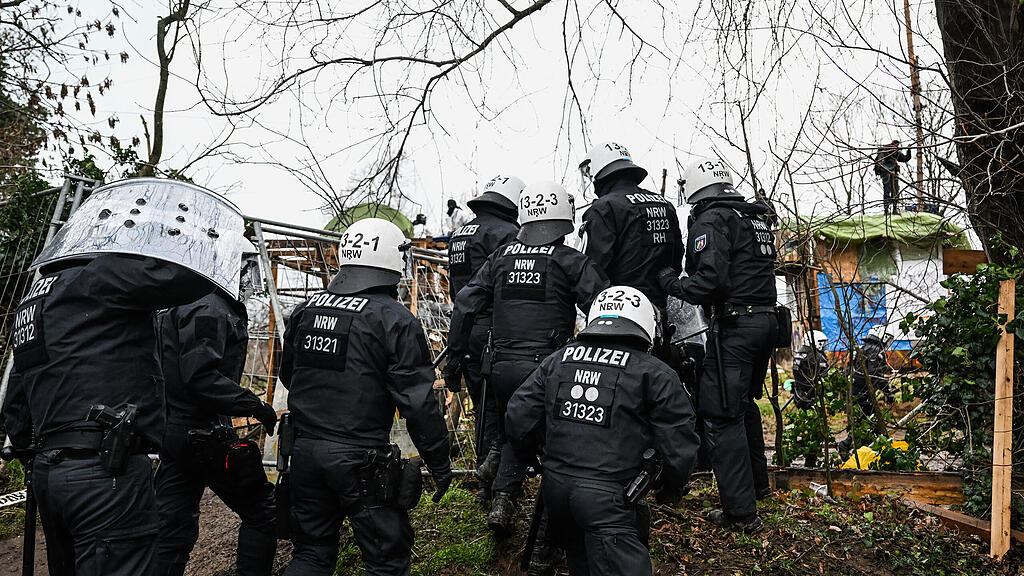 Polizei räumt blockiertes Lützerath