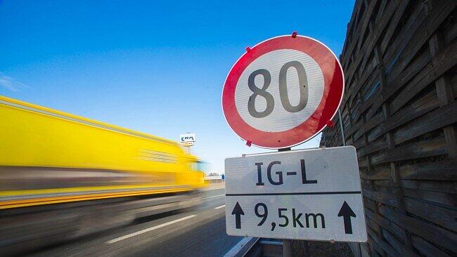 Die Einführung einer Differenzgeschwindigkeit von 20 km/h zwischen Pkw und Schwerverkehr wird derzeit überlegt.
