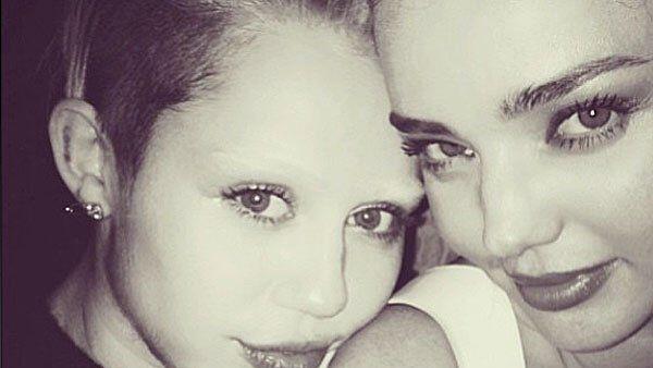 Miley Cyrus sorgt mit einem augenbrauenlosen Foto für Wirbel.