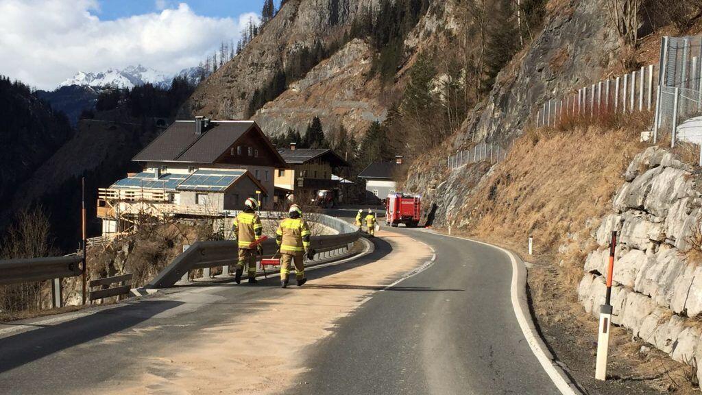 Über eine Länge von rund vier Kilometer zog der defekte Pkw eine Ölspur.
