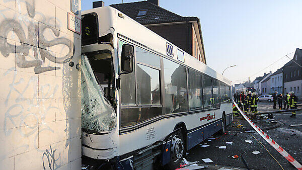 Der Bus krachte gegen eine Hauswand
