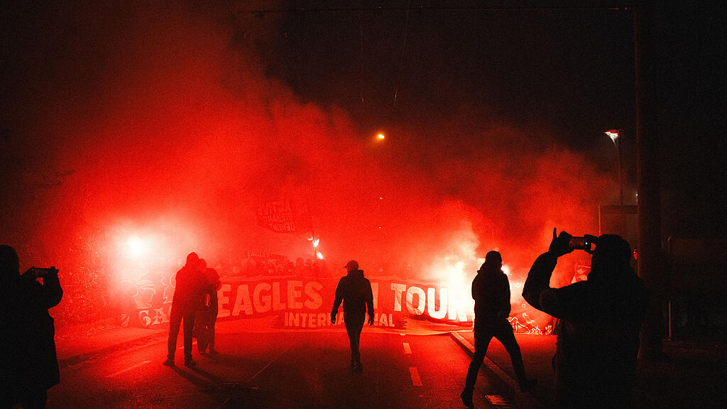 Fanmarsch von Go Ahead Eagles in Salzburg