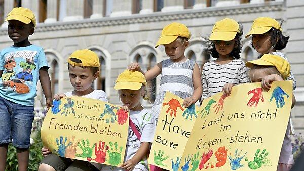 Mehr als 2.000 Kinder hoffen auf den Erhalt der Plätze