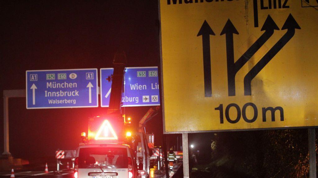 A10: Überkopfwegweiser montiert