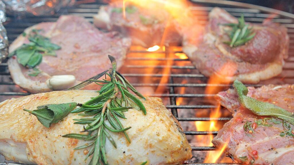 Sobald das Wetter es zulässt, liegt er wieder in der Luft: Der Duft von Gegrilltem.
