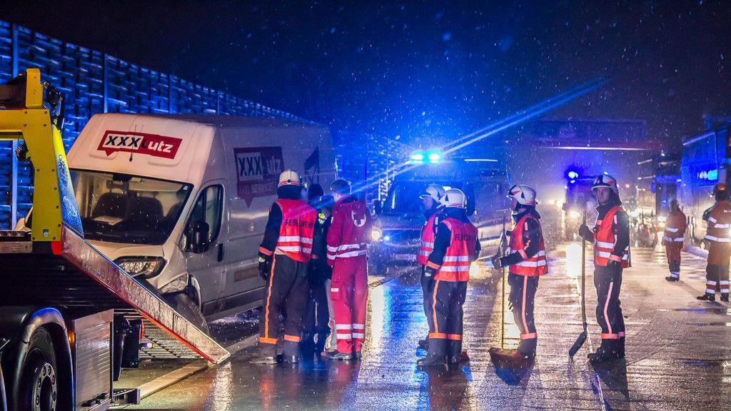 Zwei Verletzte bei Unfall mit Klein-Lkw auf A1