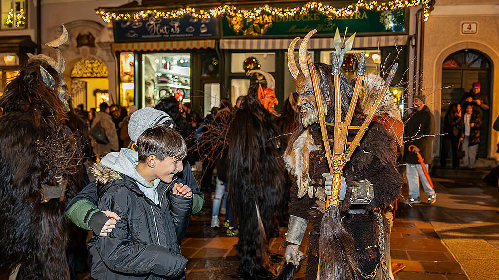 Lauf der Gr\u00f6diger Krampusse in der Altstadt