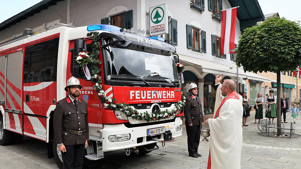 Pfarrer Gerhard Mühlthaler segnete das neue Einsatzfahrzeug der Feuerwehr Kuchl.