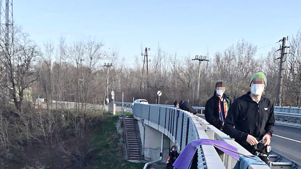 Zwei Demonstranten seilten sich von der Brücke ab