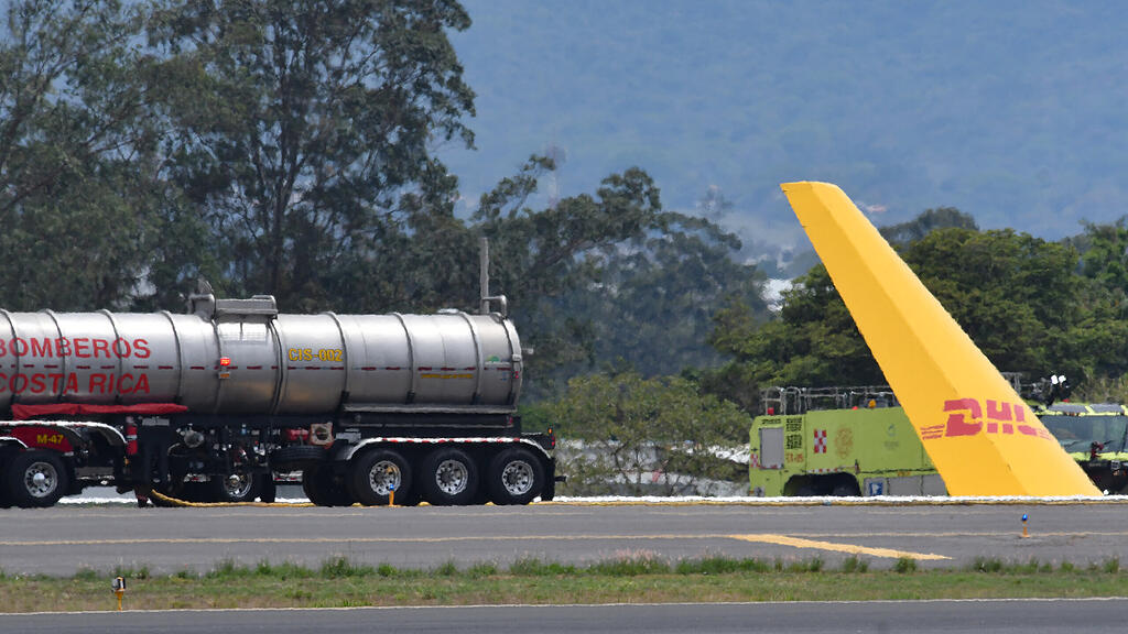 DHL-Flugzeug in Costa Rica zerbrochen