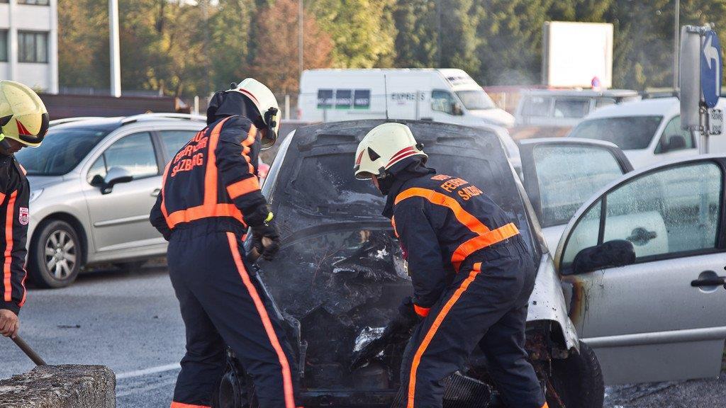 Pkw geht in Flammen auf