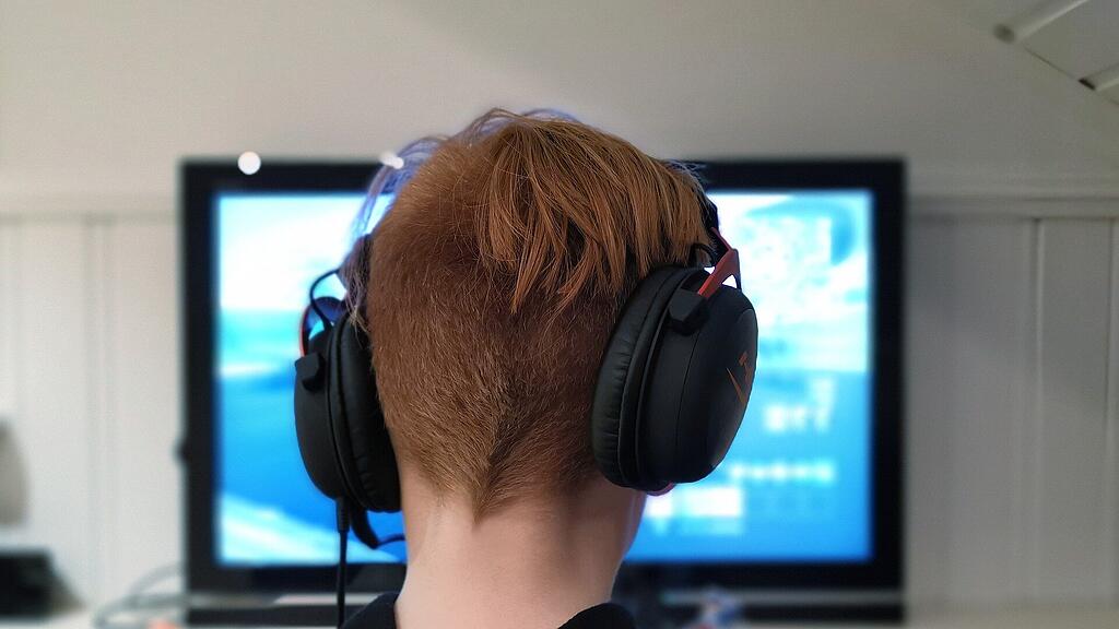 Gaming, Chat, Online, Jugendlicher, PC, SB