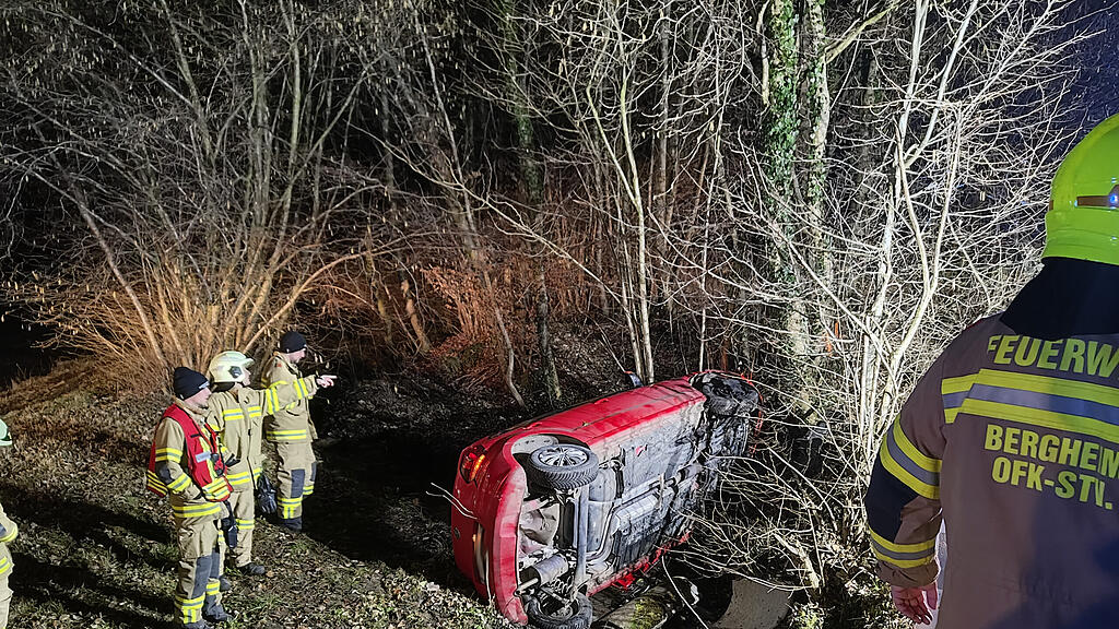 Auto-Überschlag endet in Bachbett: Zwei Verletzte in Bergheim