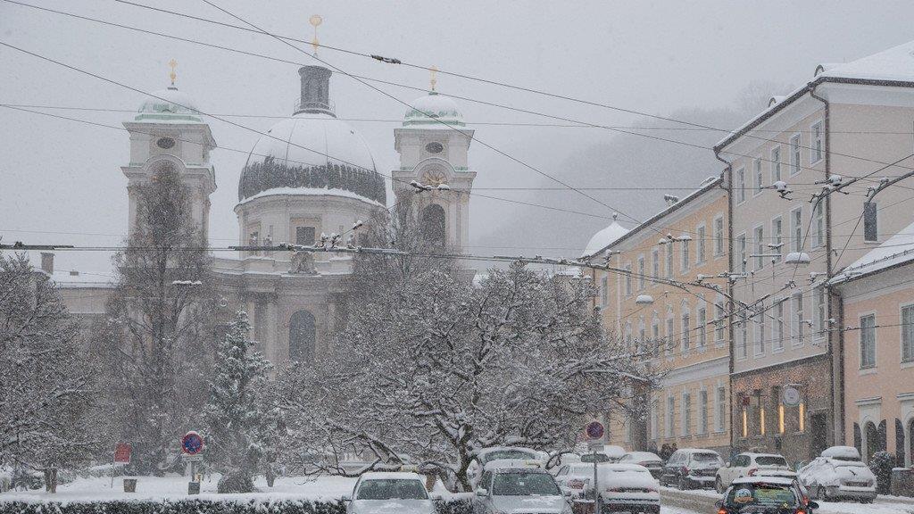 Schnee sorgt für Unfälle und Verkehrschaos: Innenstadt versinkt im Schnee