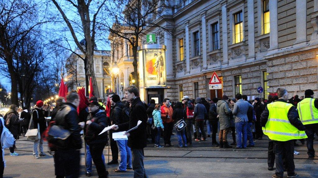 Akademikerball 2013: Demonstranten versammeln sich vor der Hauptuni