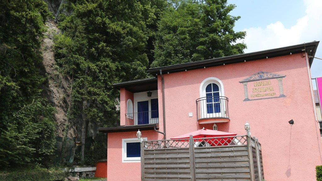 Felsbrocken stürzen auf Bordell