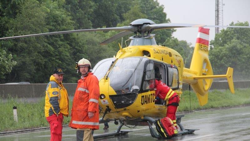 Pkw überschlägt sich auf der A1