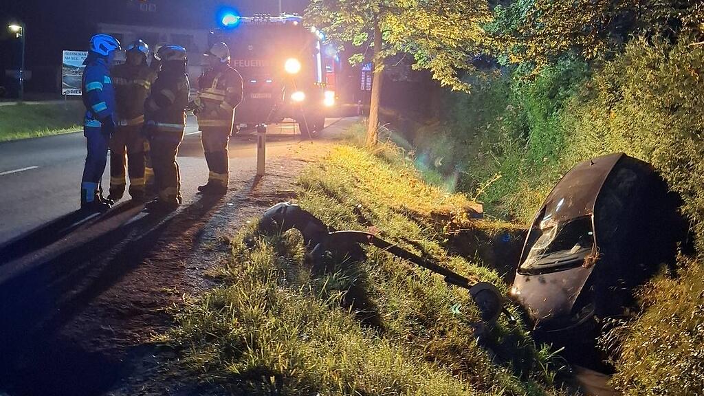 Auto stürzt in St. Martin am Tennengebirge in Böschung