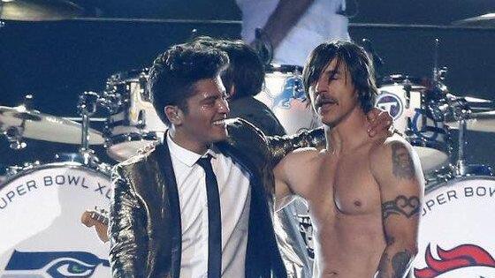 Bruno Mars & Red Hot Chili Peppers live beim Super Bowl 2014