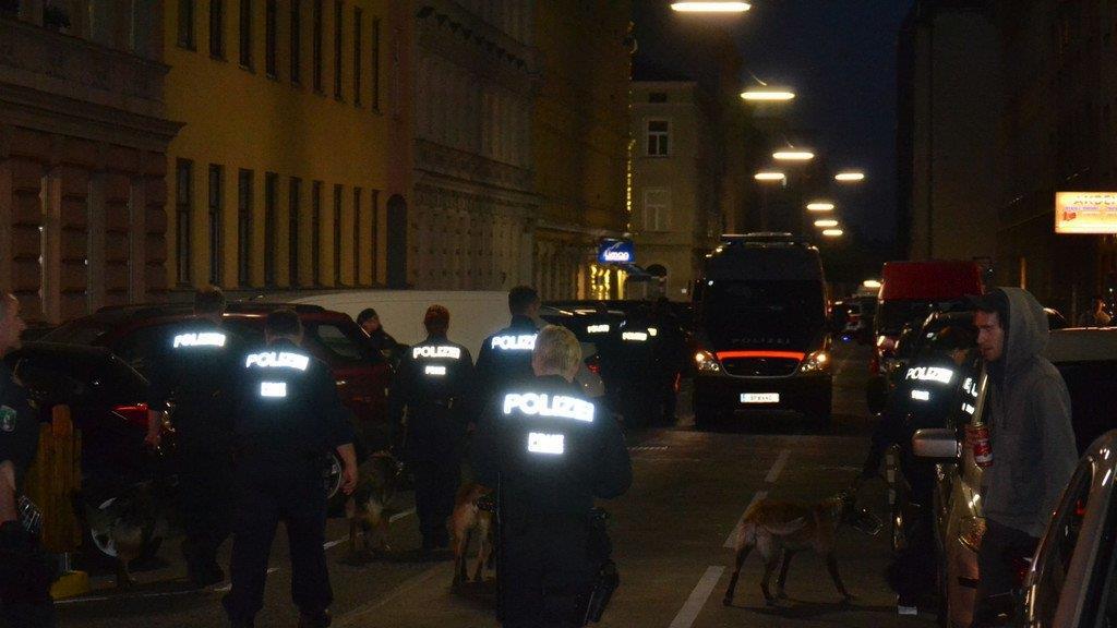"Mahnwache" und Demo am Brunnenmarkt: Polizeieinsatz