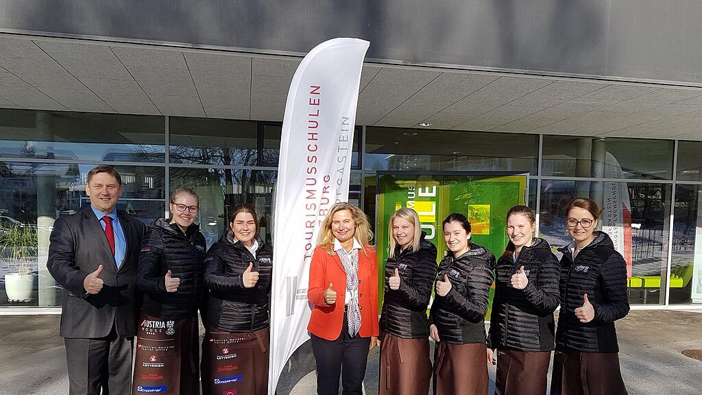Vorfreude auf die Olympischen Winterspiele in Südkorea (v. l.): Peter Donner, Anna Gschwandl, Karin Höflehner, Direktorin Maria Wiesinger, Anna Gassner, Lisa Kees, Teresa Puntigam und Linda Trigler.