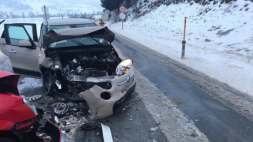 Die Pkw sind auf der B168 frontal kollidiert.