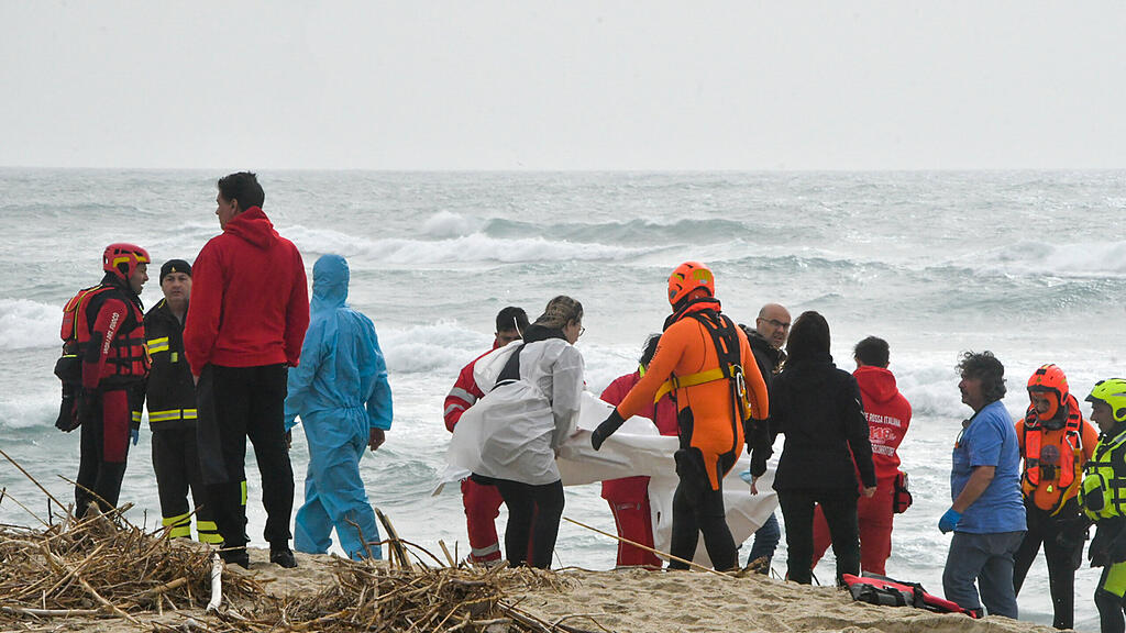 Fl\u00fcchtlingstrag\u00f6die: Dutzende Leichen an Italiens Str\u00e4nde angesp\u00fclt
