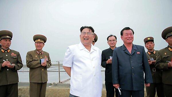 Nordkoreas Machthaber Kim Jong-un ganz leger im Kreise seiner Adlaten