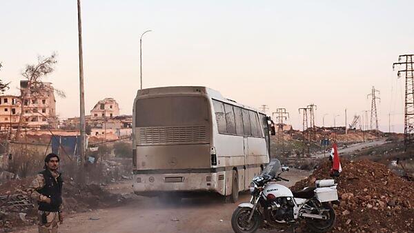 Mindestens fünf Busse kamen im westlichen Teil der Stadt an