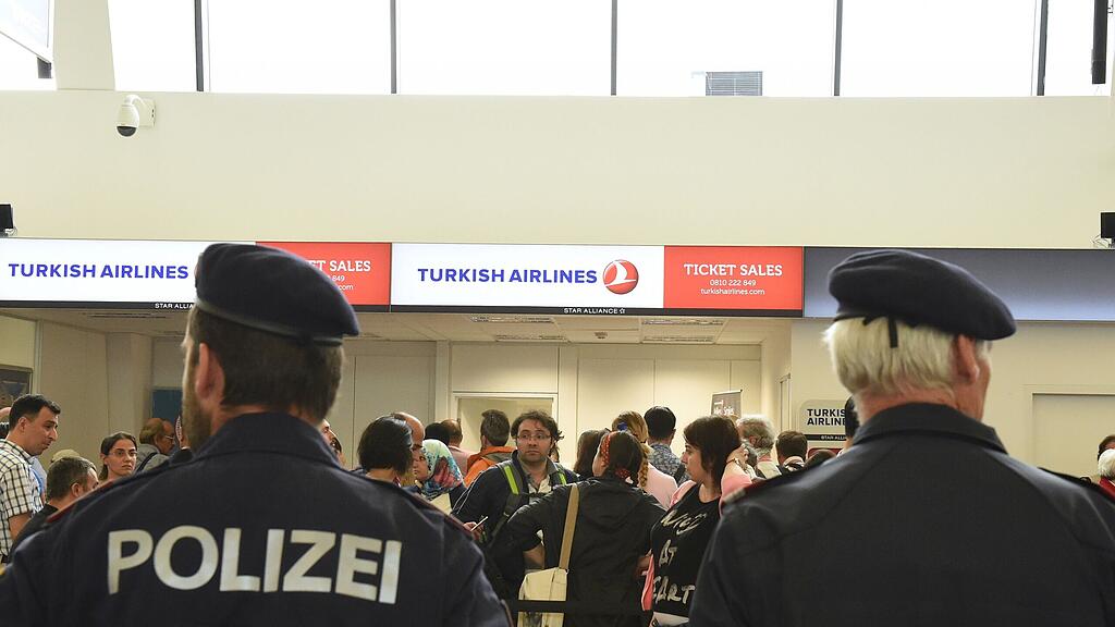 Der 25-Jährige wurde laut Polizeisprecher Rausch beim Flughafen Wien-Schwechat in ein Flugzeug nach Marokko gesetzt.