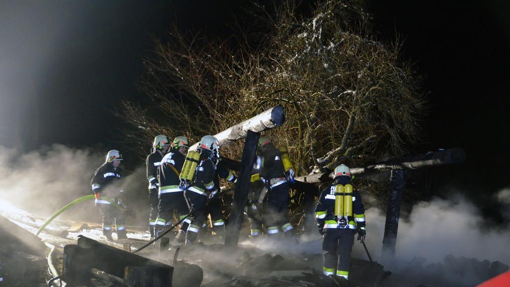Holzstoß brennt in St. Johann nieder