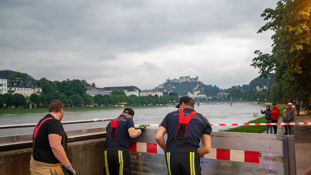 Feuerwehr baut Hochwasserschutz auf