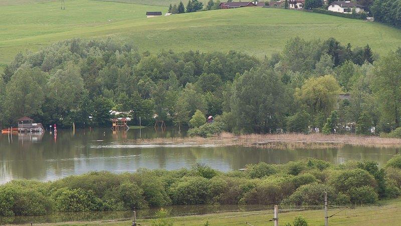 Wallersee trat über Ufer