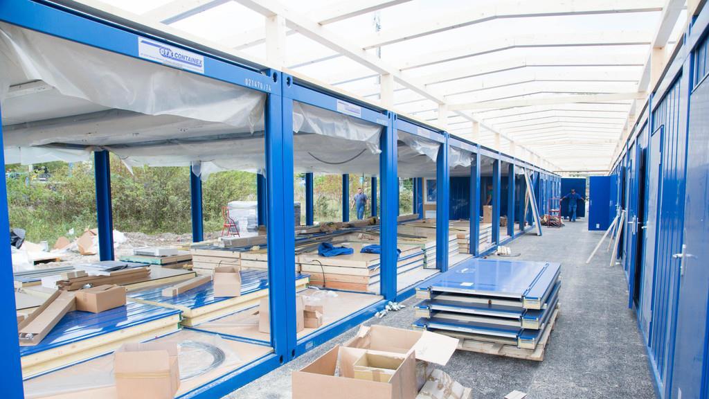 Aufbau der Container in der Schwarzenbergkaserne