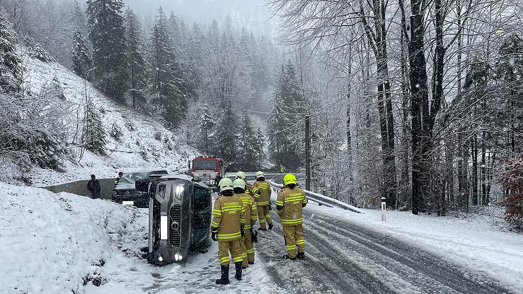 Unfall auf verschneiter Wiestal Landesstraße