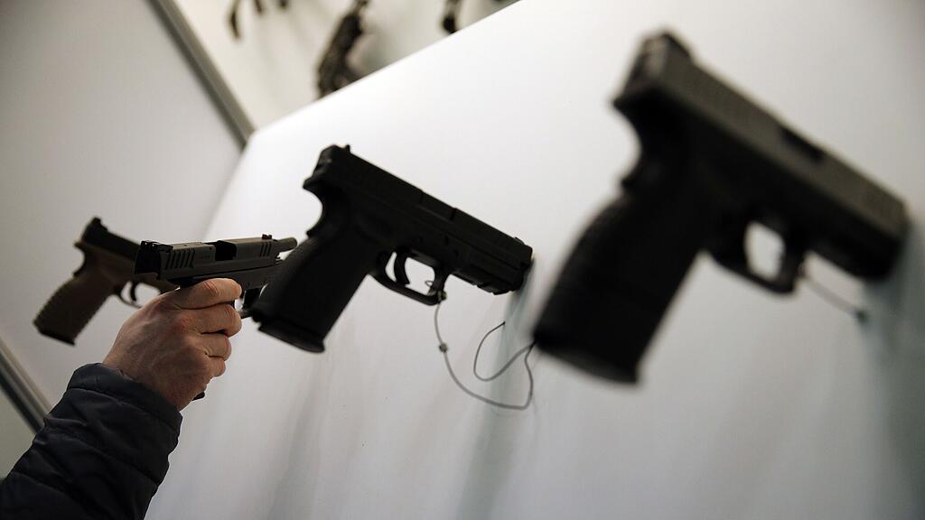 Bei der Fachmesse werden Waffen, Schutzwesten aber auch Panzer ausgestellt.