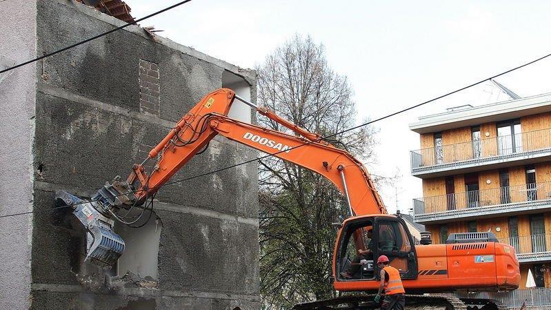 Bagger frisst sich durch Wohnblock