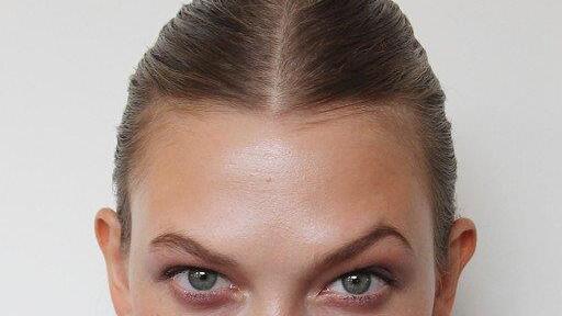Karlie Kloss trägt einen Bob