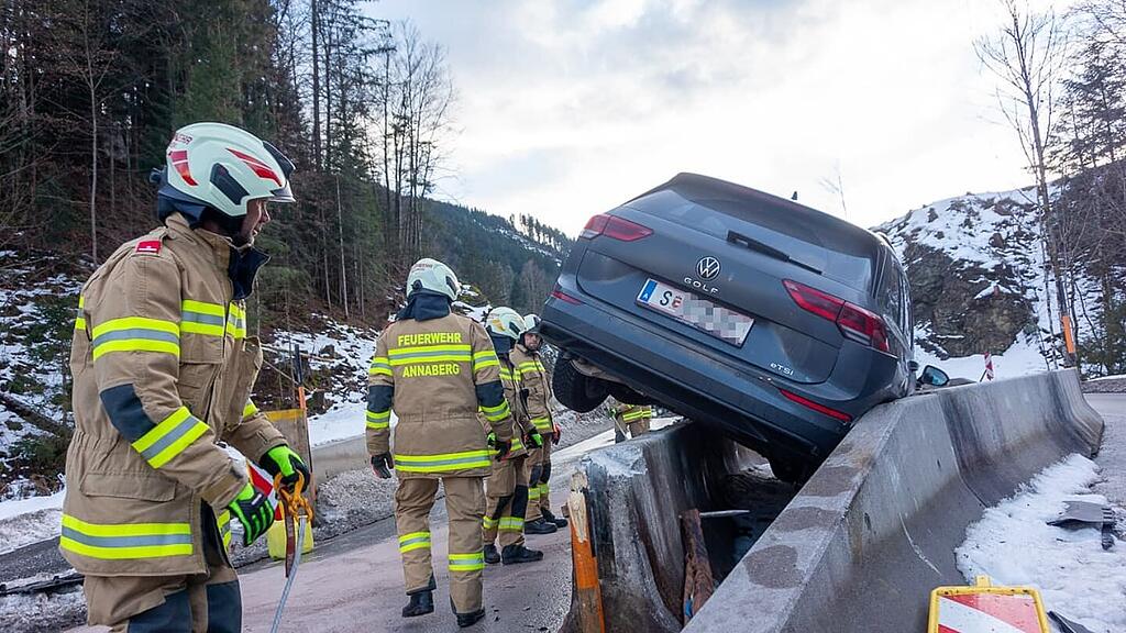 auto auf betonwand annaberg