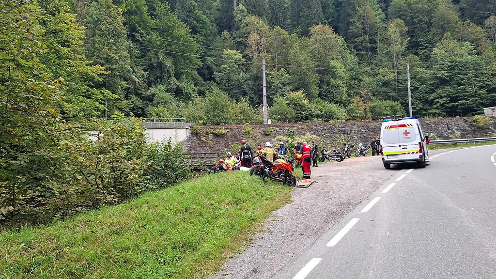 Person stürzt nach Motorradunfall auf B99 in Fritzbach