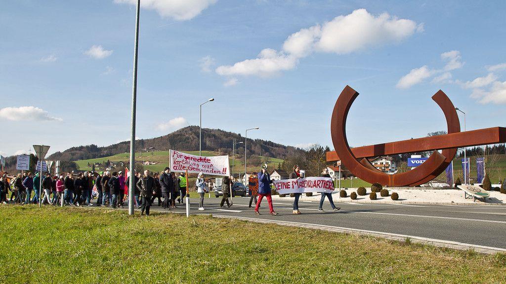 200 Personen demonstrieren gegen Asyl-Großquartier in Straniakstraße