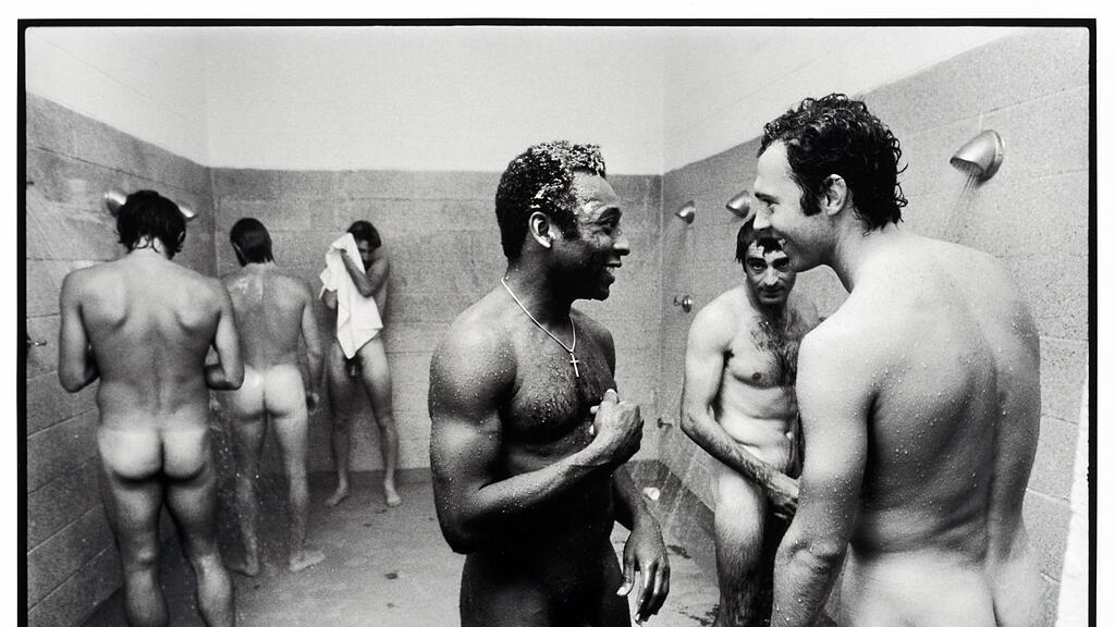 Pele und Franz Beckenbauer unter der Dusche, Fort Lauderdale, 1977. (Teutloff Photo + Video Collection, Bielefeld)