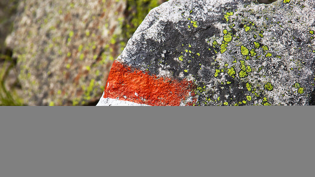 153604_Rot_weiss_rote_Wandermarkierung.jpg