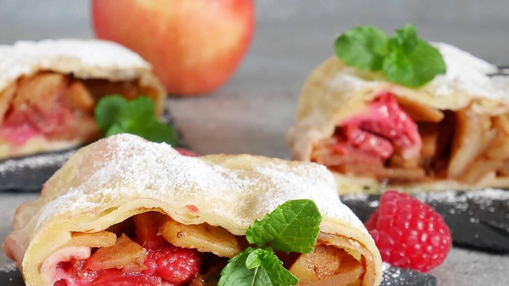 Frische Himbeeren peppen den klassischen Apfelstrudel auf.