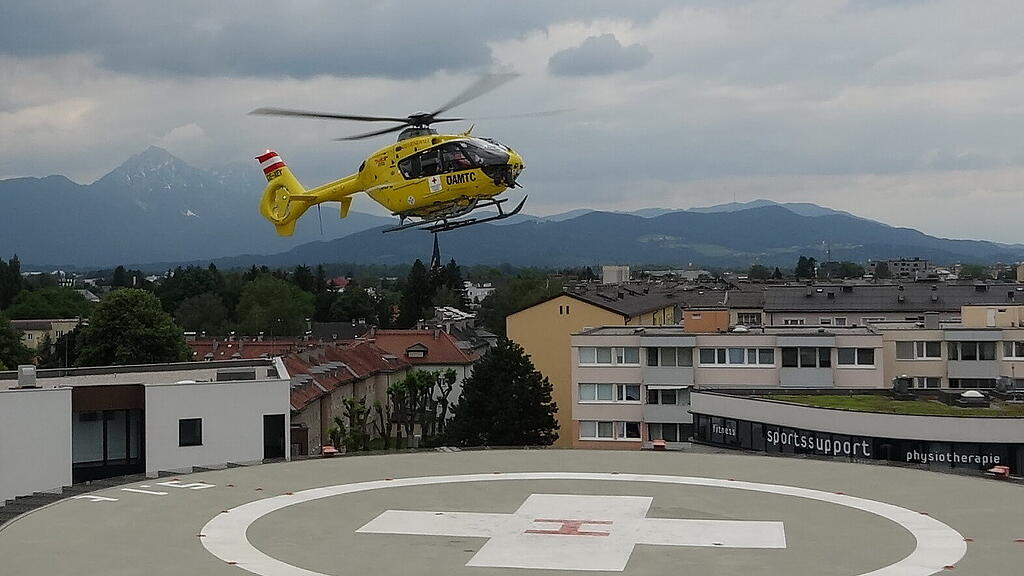 Einsatz\u00fcbung mit brennendem Hubschrauber