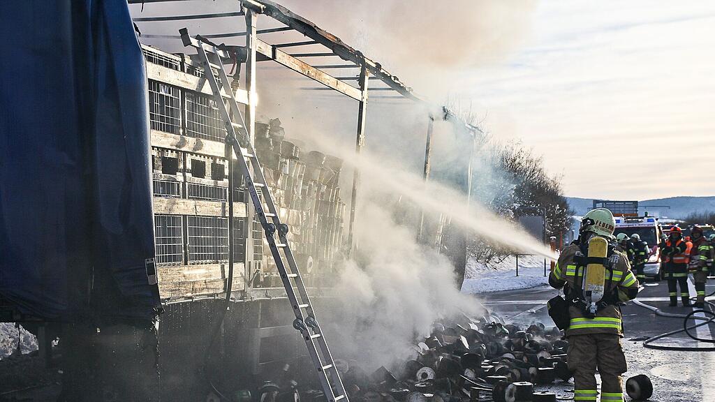 Die Feuerwehr musste mit schwerem Atemschutz ran.