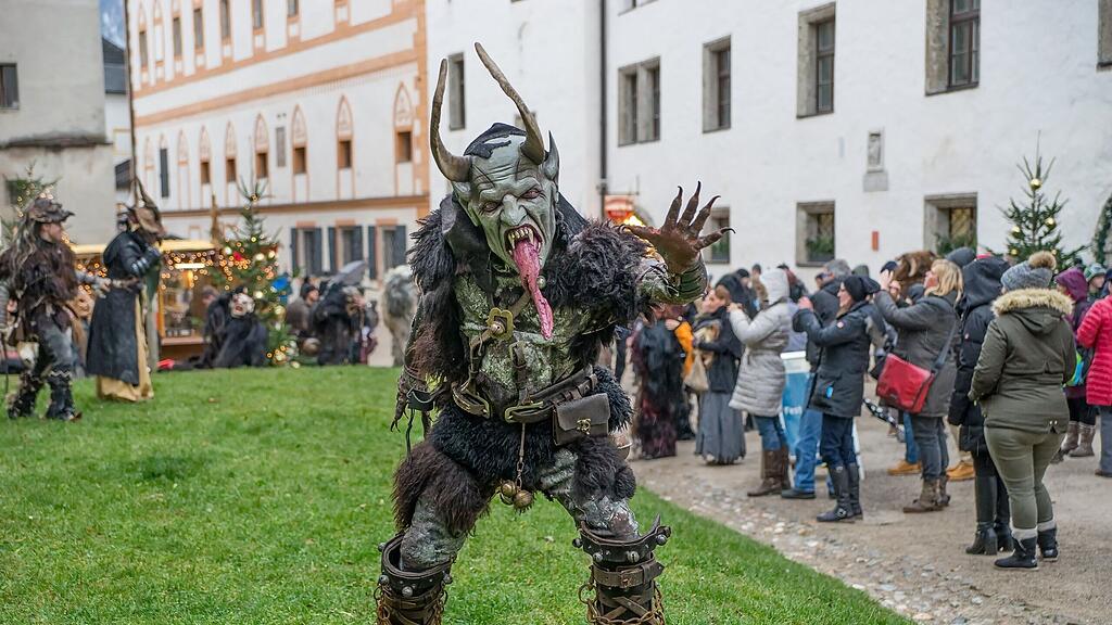 Die Stefani-Perchten auf der Salzburger Festung.