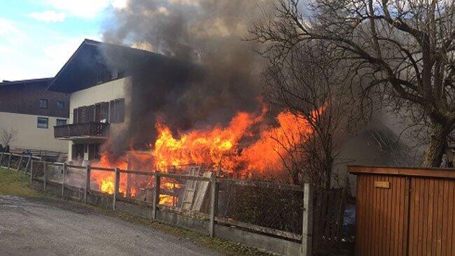 Der Schuppen brannte komplett nieder.
